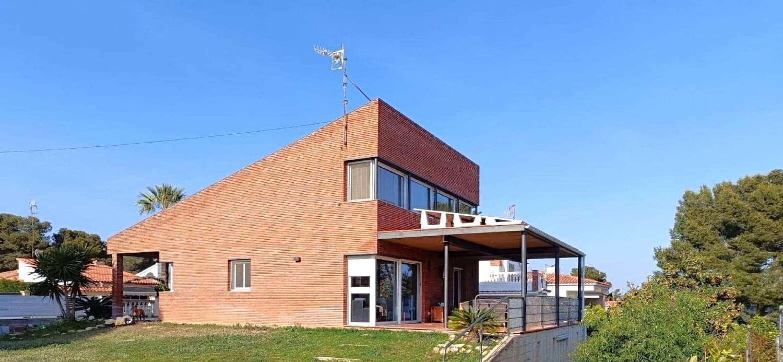 Fully Renovated Single-Level Detached Villa, Energy Self-Sufficient and with Sea Views in Valparaíso, Cunit