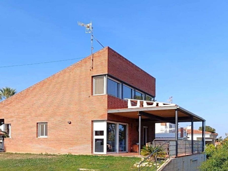 Fully Renovated Single-Level Detached Villa, Energy Self-Sufficient and with Sea Views in Valparaíso, Cunit