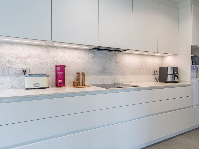 Casa pareada de diseño reformada con jardín y piscina en Gava Mar, Barcelona. Foto:  5