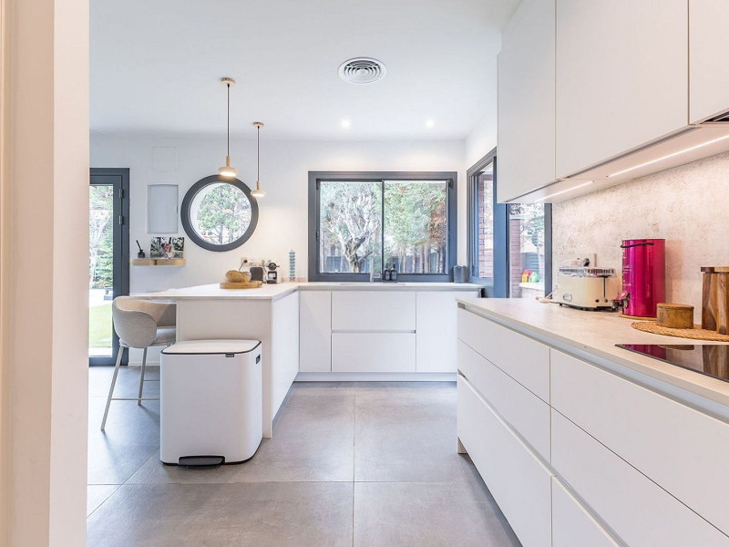 Casa pareada de diseño reformada con jardín y piscina en Gava Mar, Barcelona. Foto:  6