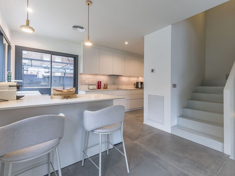 Casa pareada de diseño reformada con jardín y piscina en Gava Mar, Barcelona. Foto:  8