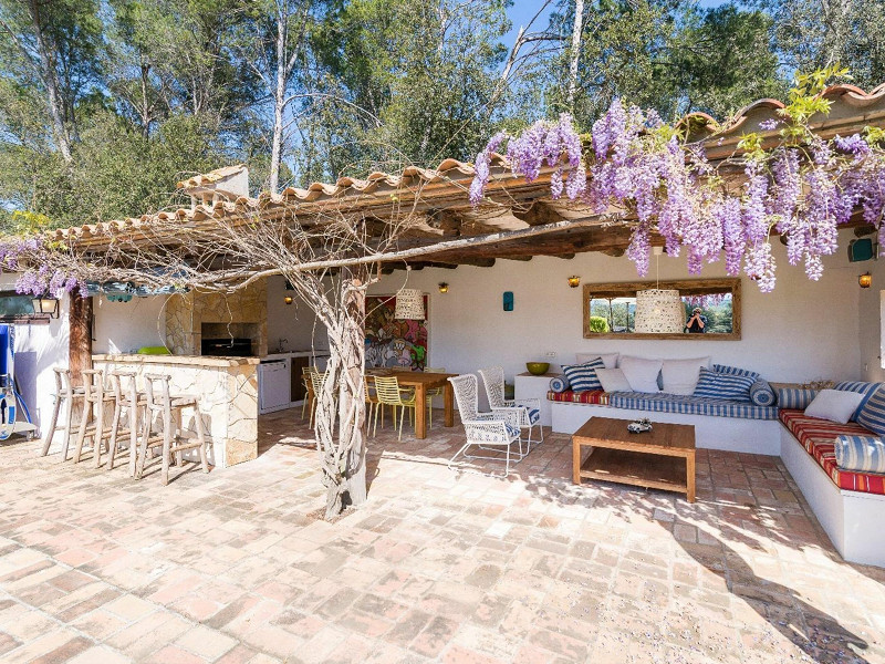 Magnificent old stone mansion in the picturesque mountainous area of Vulpellac in the province of Girona. Photo:  7