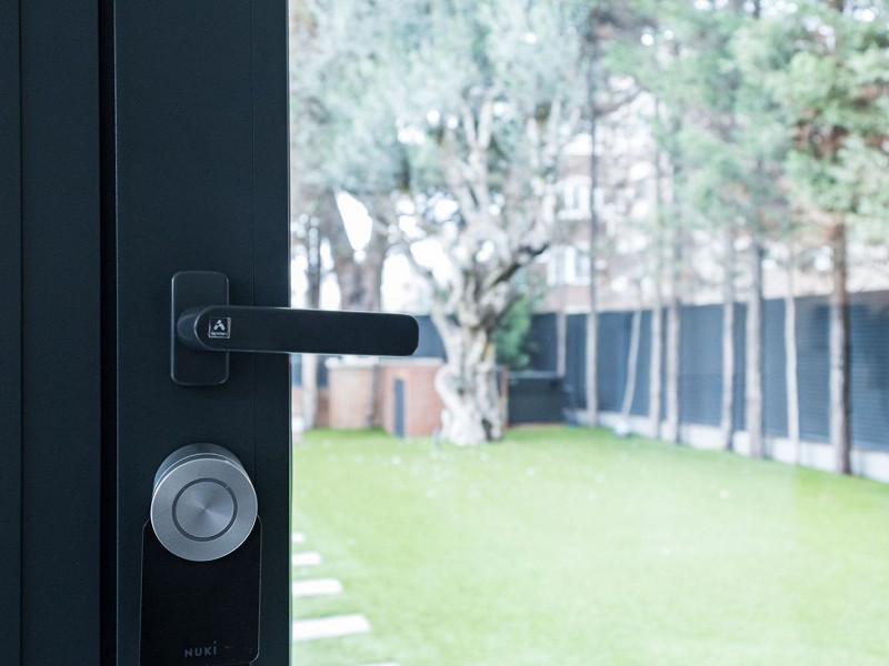 Casa pareada de diseño reformada con jardín y piscina en Gava Mar, Barcelona. Foto:  10