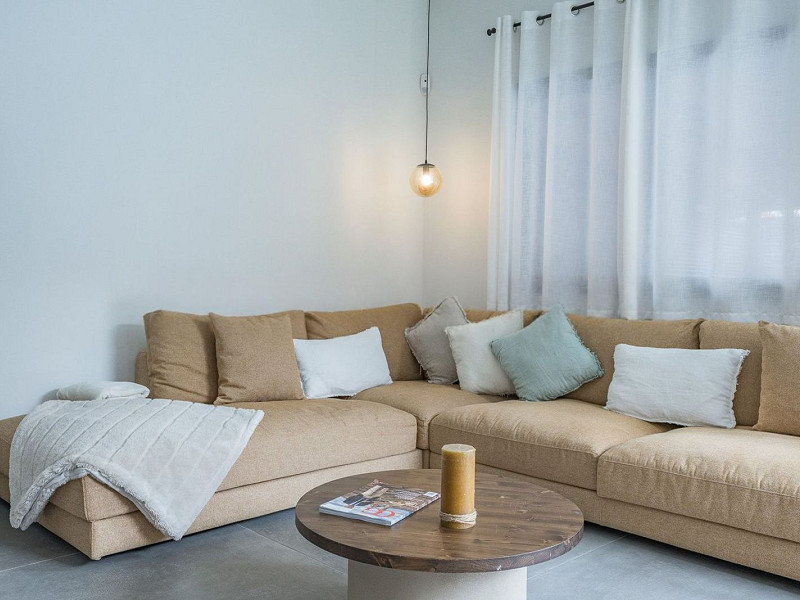 Casa pareada de diseño reformada con jardín y piscina en Gava Mar, Barcelona. Foto:  11