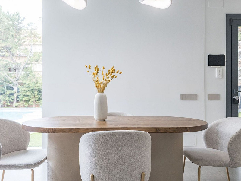 Casa pareada de diseño reformada con jardín y piscina en Gava Mar, Barcelona. Foto:  12