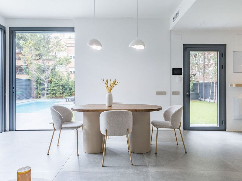 Casa pareada de diseño reformada con jardín y piscina en Gava Mar, Barcelona. Foto:  13