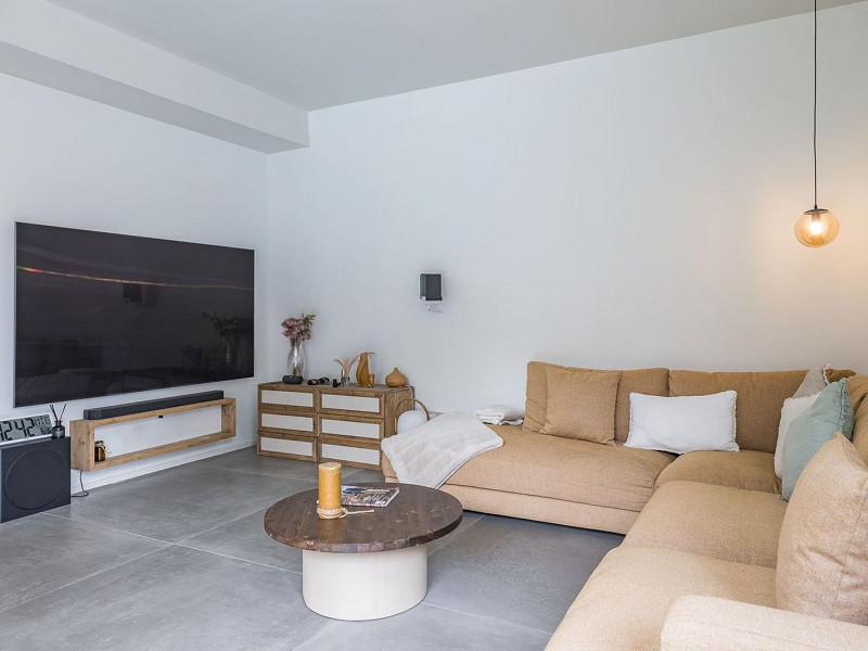 Casa pareada de diseño reformada con jardín y piscina en Gava Mar, Barcelona. Foto:  14