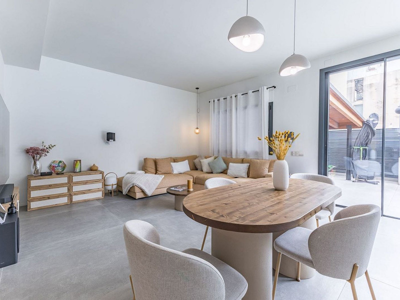 Casa pareada de diseño reformada con jardín y piscina en Gava Mar, Barcelona. Foto:  15