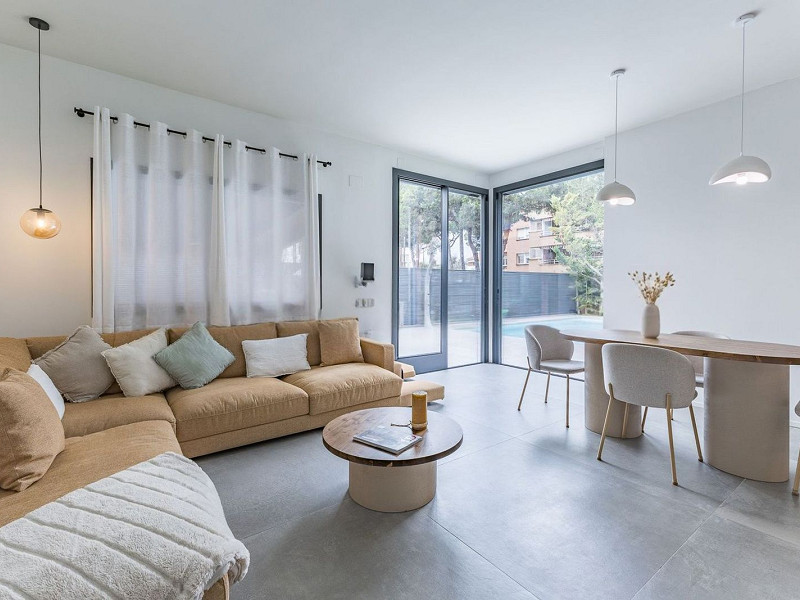 Casa pareada de diseño reformada con jardín y piscina en Gava Mar, Barcelona. Foto:  16