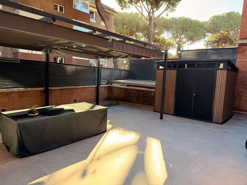 Casa pareada de diseño reformada con jardín y piscina en Gava Mar, Barcelona. Foto:  17