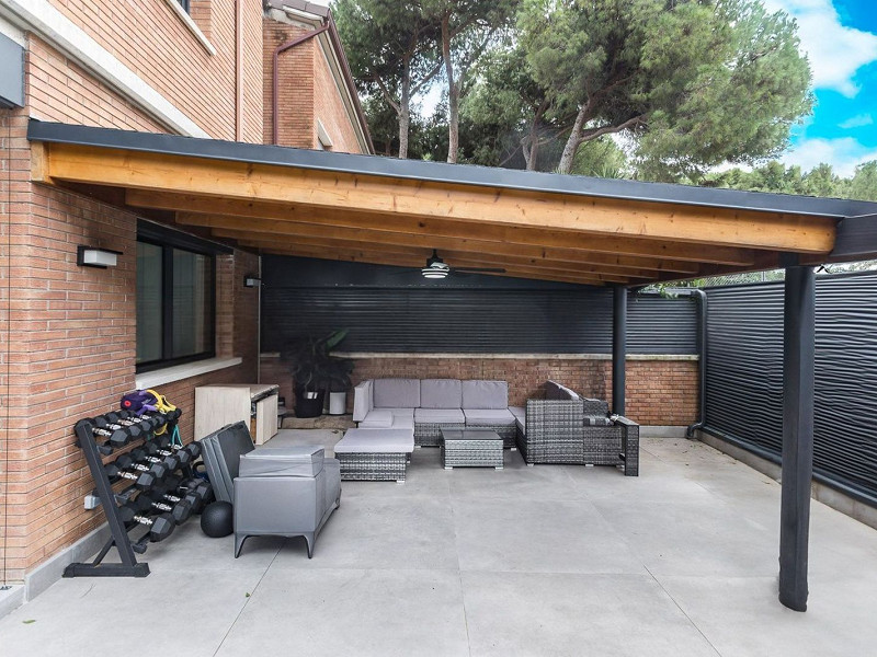 Casa pareada de diseño reformada con jardín y piscina en Gava Mar, Barcelona. Foto:  18
