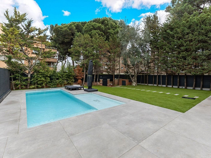 Casa pareada de diseño reformada con jardín y piscina en Gava Mar, Barcelona. Foto:  19