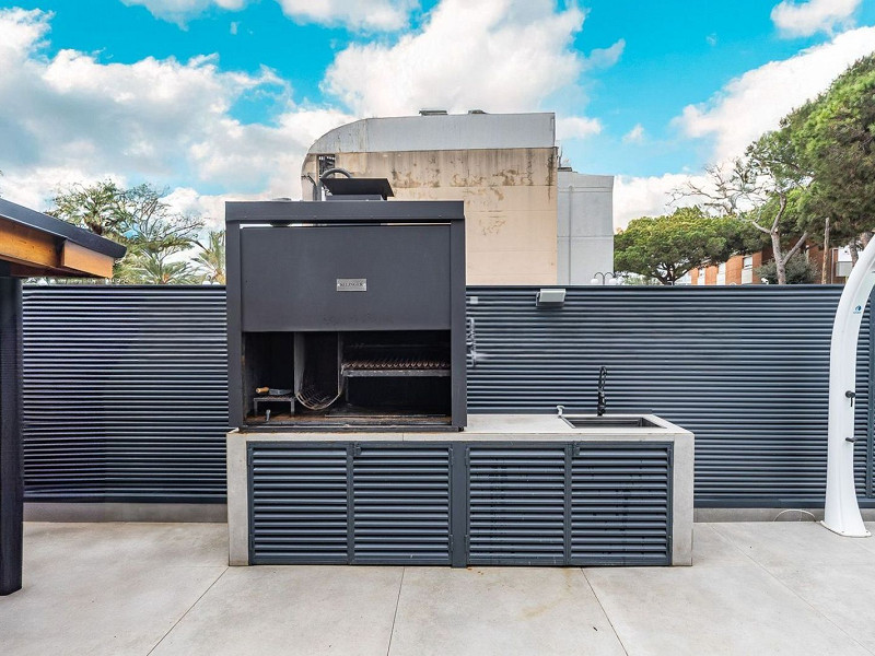Casa pareada de diseño reformada con jardín y piscina en Gava Mar, Barcelona. Foto:  20