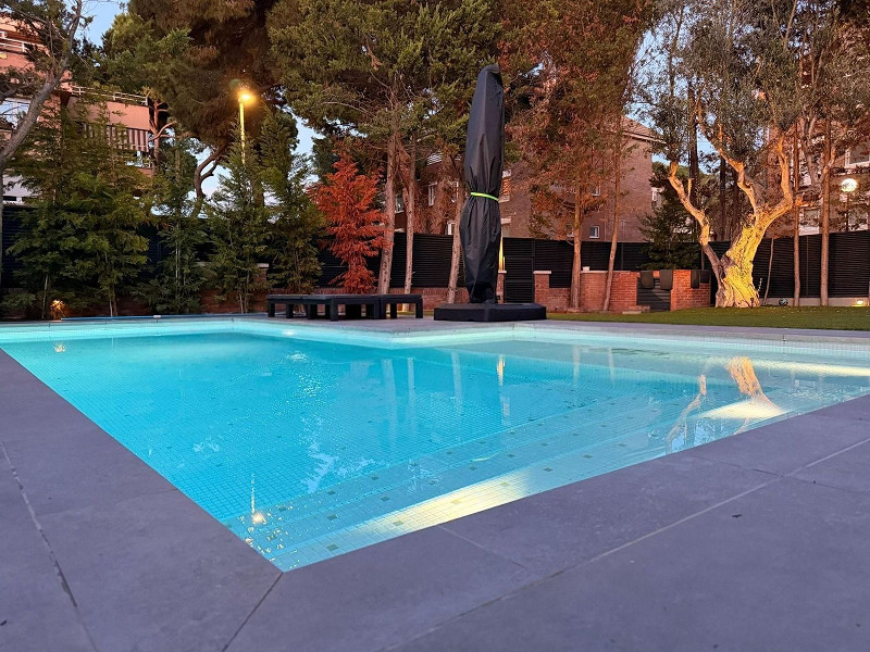 Casa pareada de diseño reformada con jardín y piscina en Gava Mar, Barcelona. Foto:  21