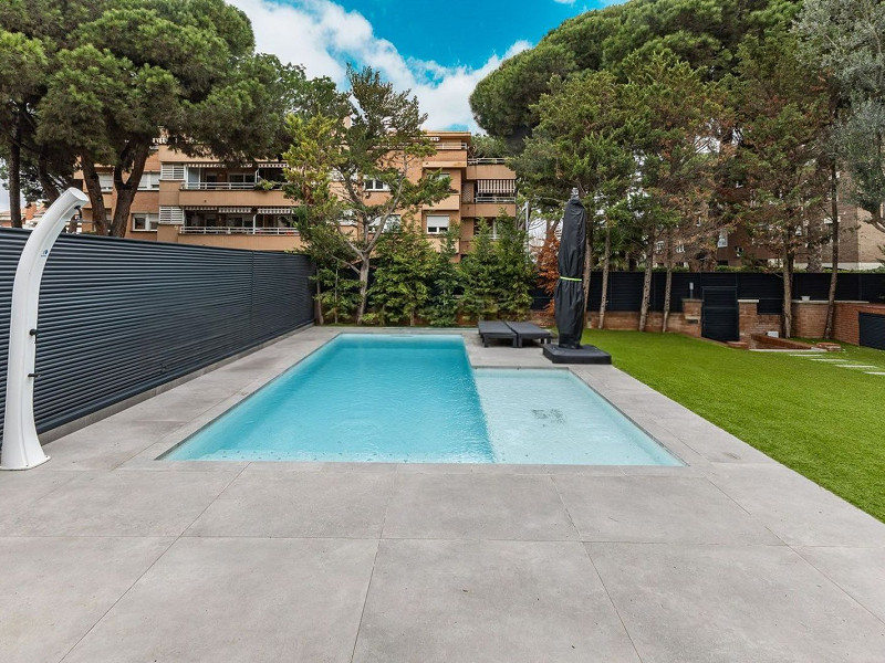 Casa pareada de diseño reformada con jardín y piscina en Gava Mar, Barcelona. Foto:  22