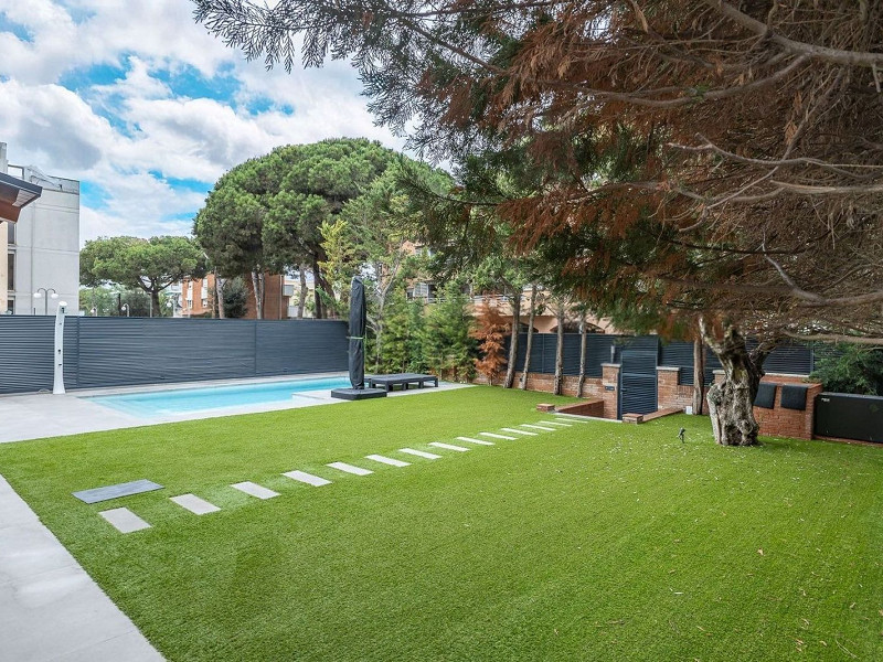 Casa pareada de diseño reformada con jardín y piscina en Gava Mar, Barcelona. Foto:  25