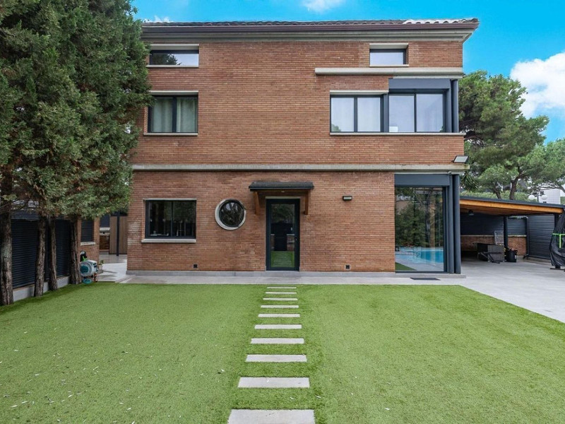 Casa pareada de diseño reformada con jardín y piscina en Gava Mar, Barcelona. Foto:  24
