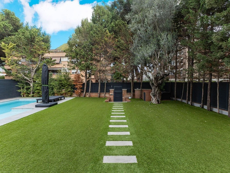 Casa pareada de diseño reformada con jardín y piscina en Gava Mar, Barcelona. Foto:  26