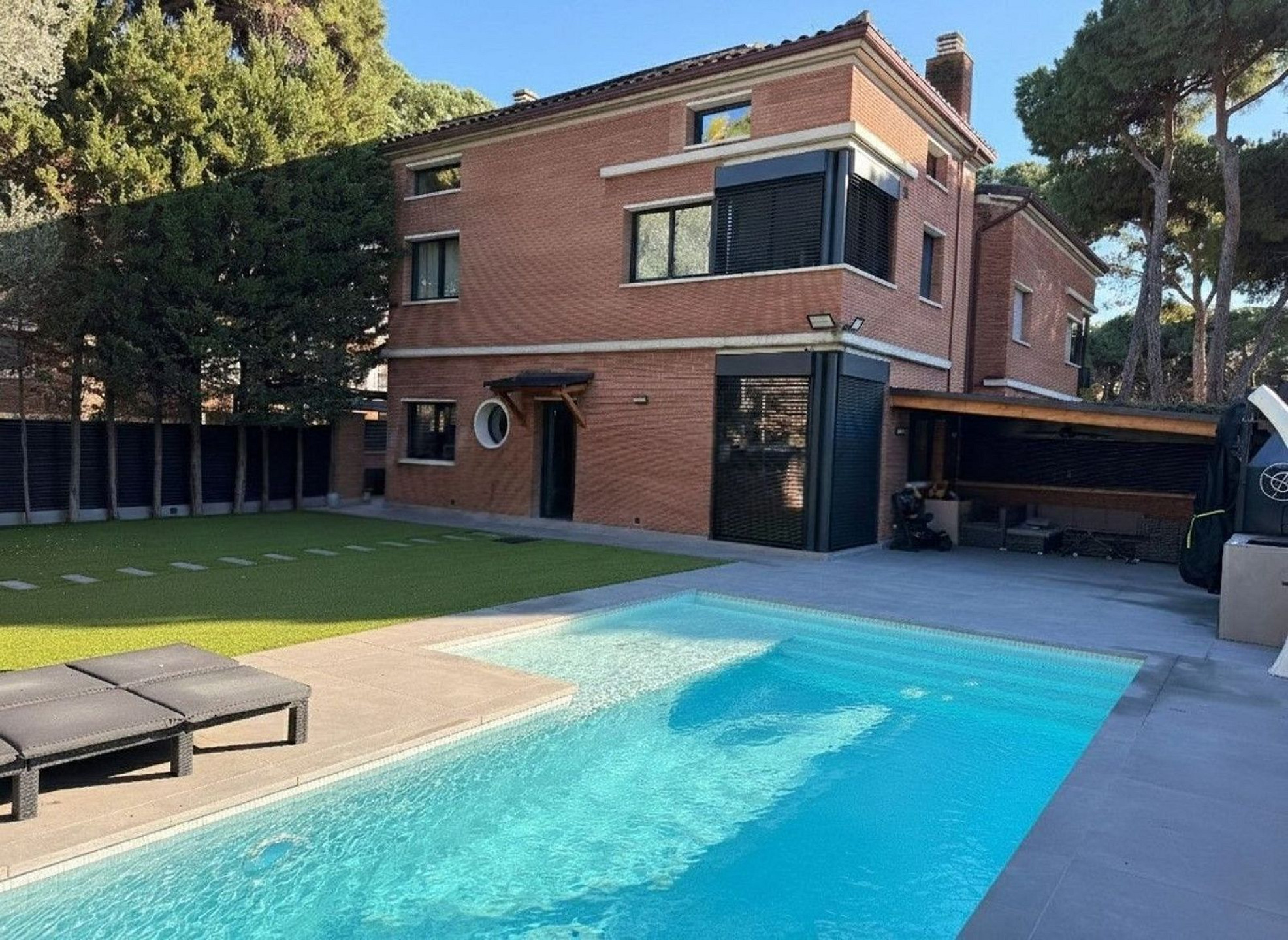 Casa pareada de diseño reformada con jardín y piscina en Gava Mar, Barcelona