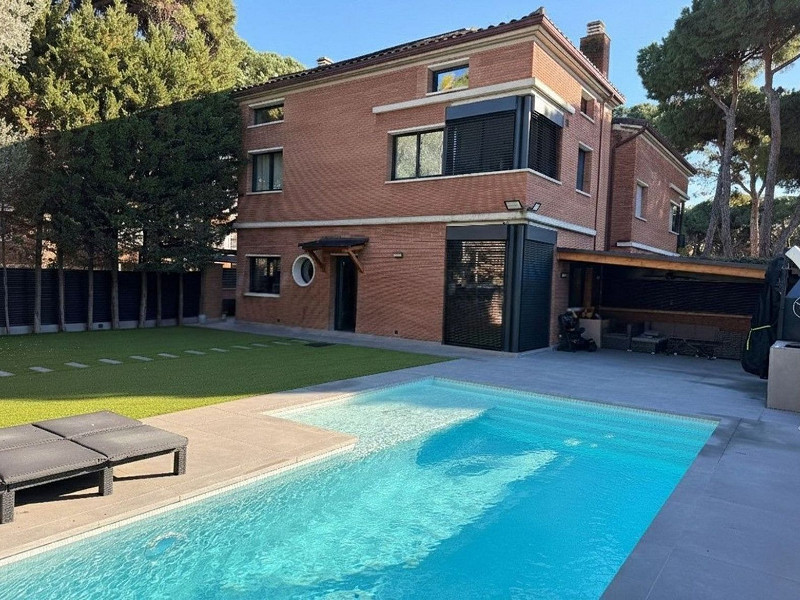 Casa pareada de diseño reformada con jardín y piscina en Gava Mar, Barcelona