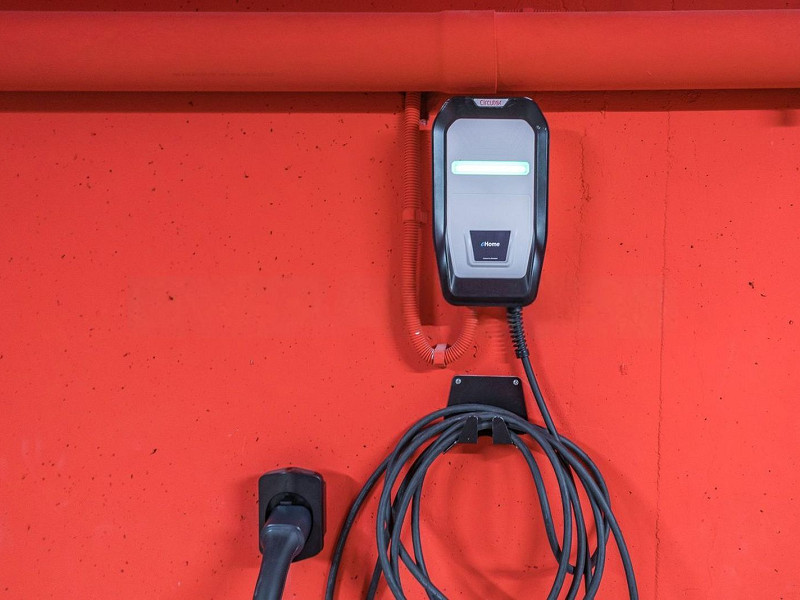 Casa pareada de diseño reformada con jardín y piscina en Gava Mar, Barcelona. Foto:  28