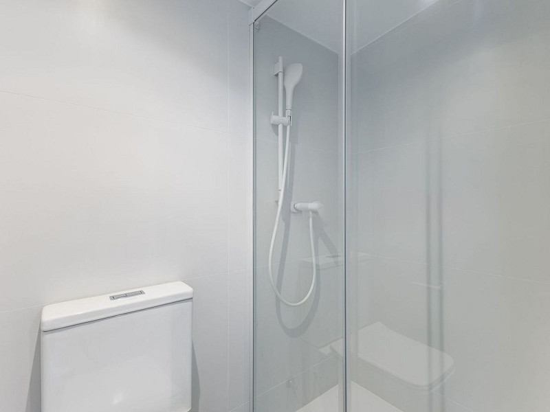 Casa pareada de diseño reformada con jardín y piscina en Gava Mar, Barcelona. Foto:  30