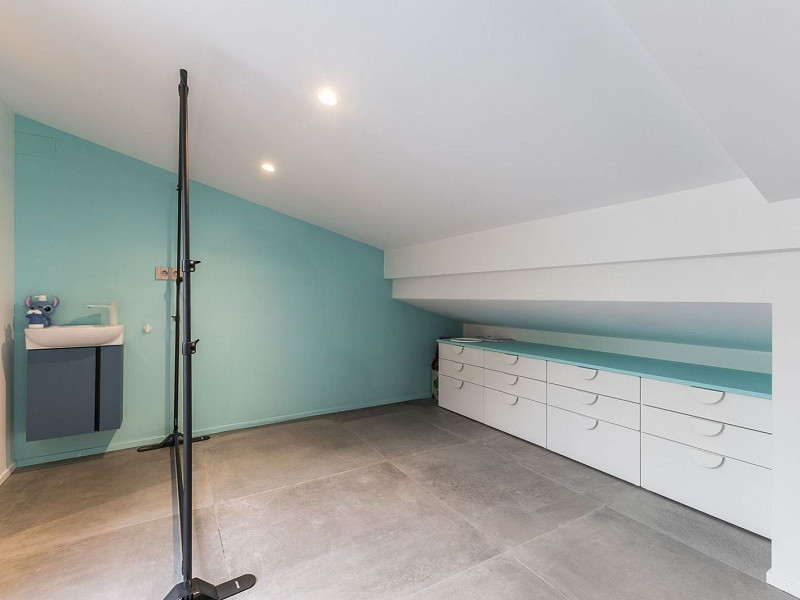 Casa pareada de diseño reformada con jardín y piscina en Gava Mar, Barcelona. Foto:  32