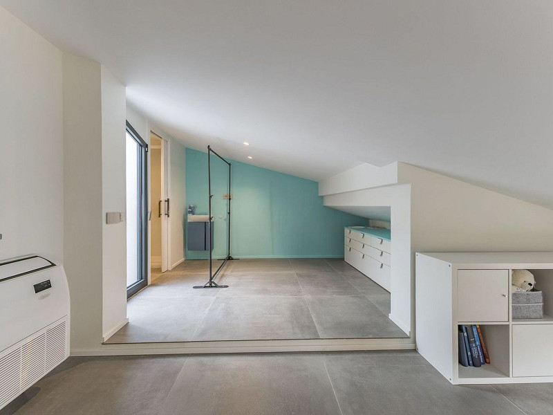 Casa pareada de diseño reformada con jardín y piscina en Gava Mar, Barcelona. Foto:  33