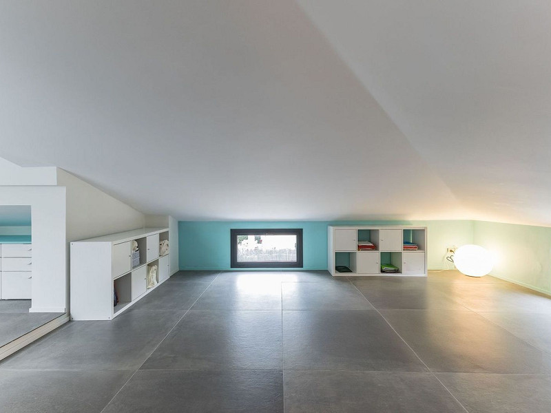 Casa pareada de diseño reformada con jardín y piscina en Gava Mar, Barcelona. Foto:  34