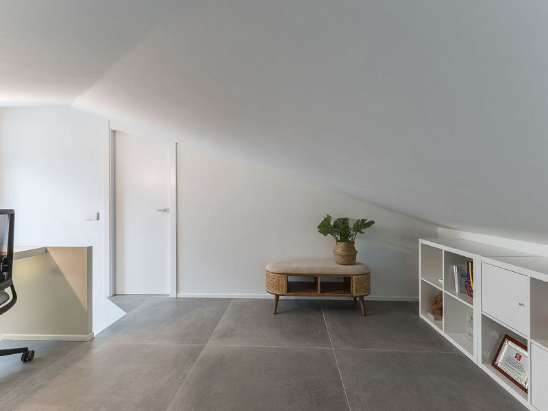 Casa pareada de diseño reformada con jardín y piscina en Gava Mar, Barcelona. Foto:  35