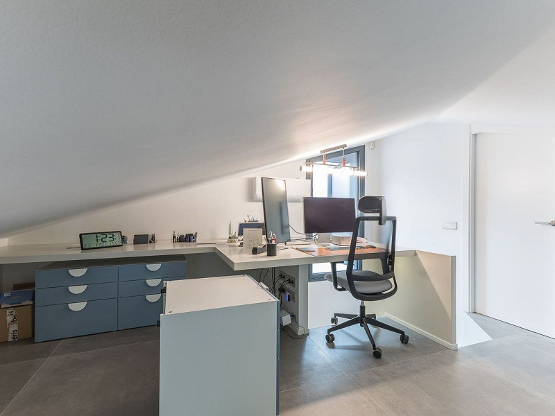 Casa pareada de diseño reformada con jardín y piscina en Gava Mar, Barcelona. Foto:  36