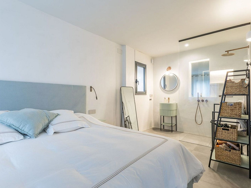 Casa pareada de diseño reformada con jardín y piscina en Gava Mar, Barcelona. Foto:  39