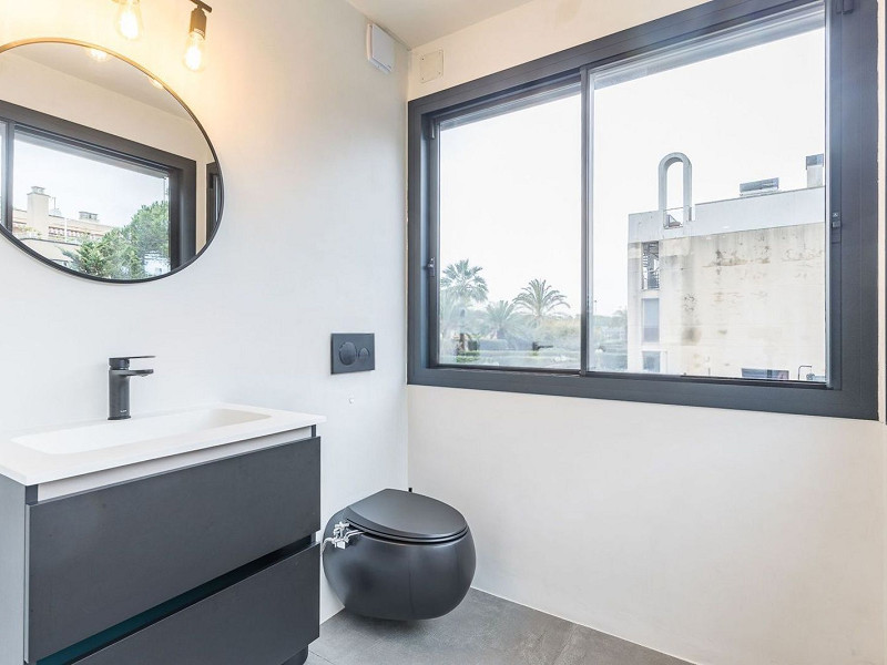 Casa pareada de diseño reformada con jardín y piscina en Gava Mar, Barcelona. Foto:  40