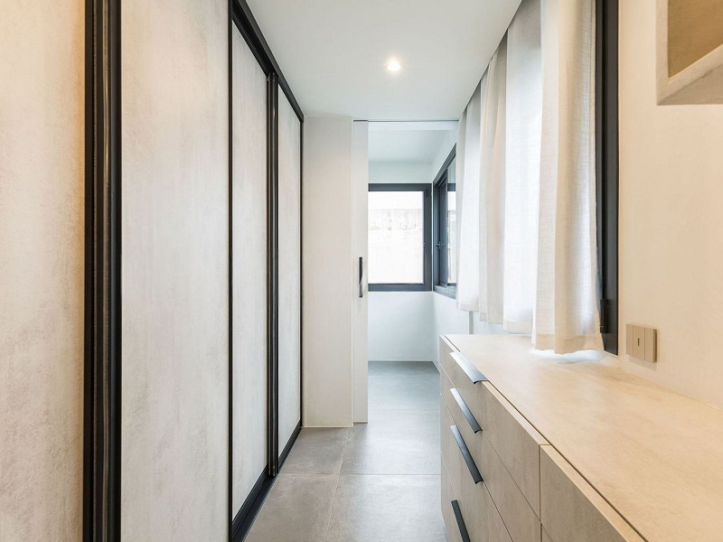 Casa pareada de diseño reformada con jardín y piscina en Gava Mar, Barcelona. Foto:  41