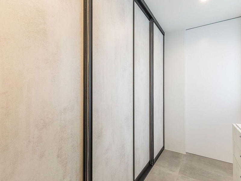 Casa pareada de diseño reformada con jardín y piscina en Gava Mar, Barcelona. Foto:  42