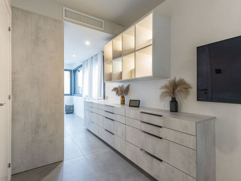 Casa pareada de diseño reformada con jardín y piscina en Gava Mar, Barcelona. Foto:  43