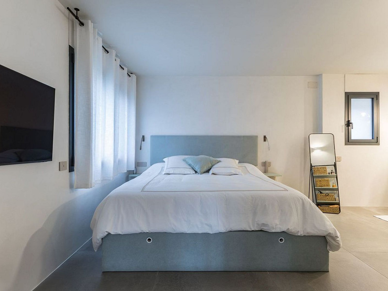 Casa pareada de diseño reformada con jardín y piscina en Gava Mar, Barcelona. Foto:  44