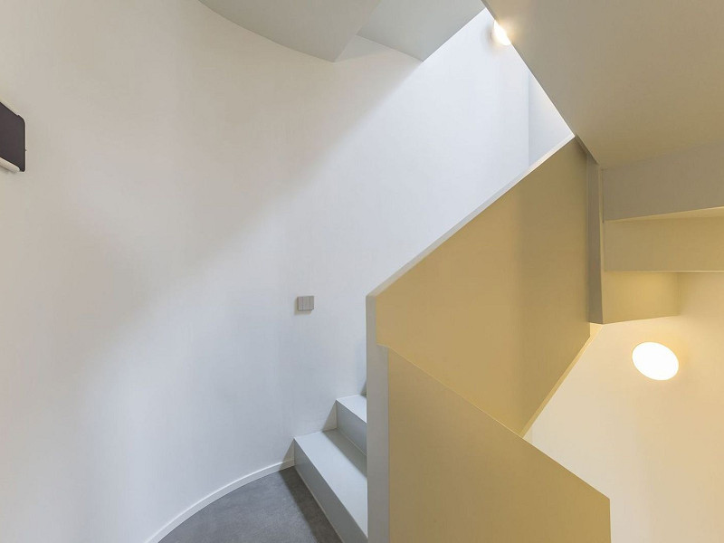 Casa pareada de diseño reformada con jardín y piscina en Gava Mar, Barcelona. Foto:  45