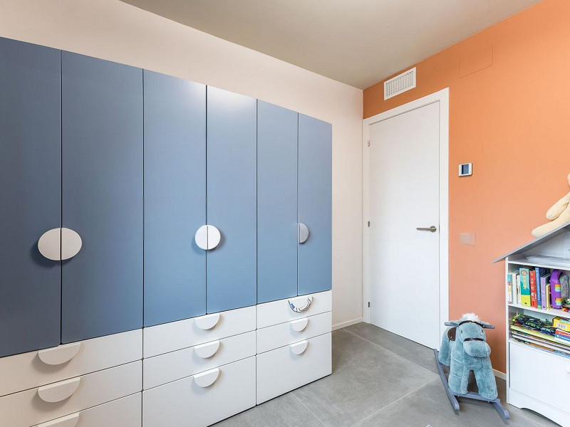 Casa pareada de diseño reformada con jardín y piscina en Gava Mar, Barcelona. Foto:  46