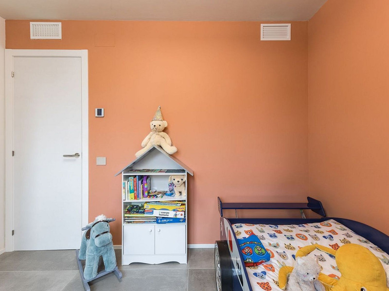 Casa pareada de diseño reformada con jardín y piscina en Gava Mar, Barcelona. Foto:  47