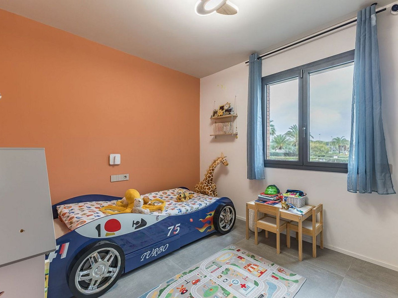 Casa pareada de diseño reformada con jardín y piscina en Gava Mar, Barcelona. Foto:  48