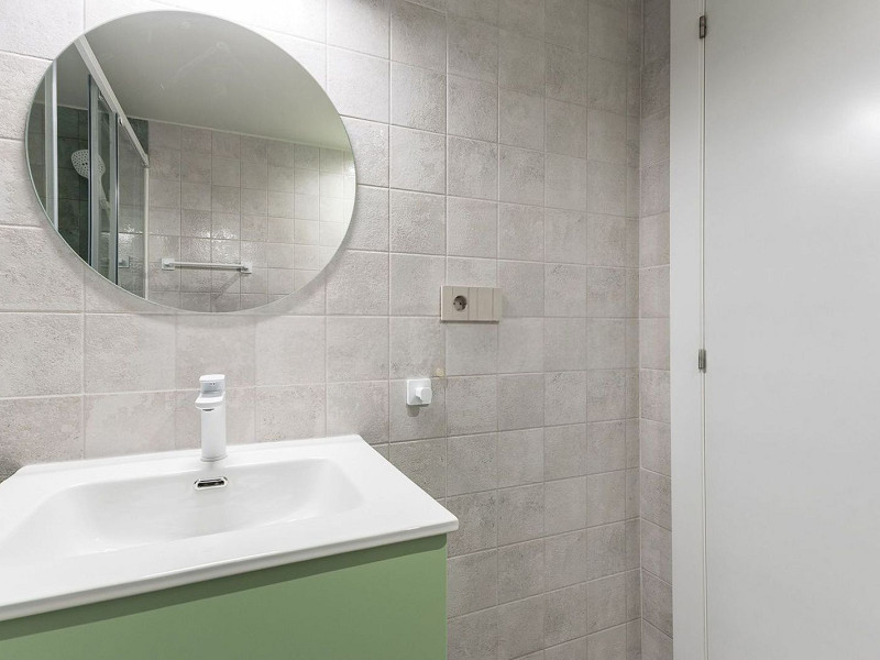 Casa pareada de diseño reformada con jardín y piscina en Gava Mar, Barcelona. Foto:  49