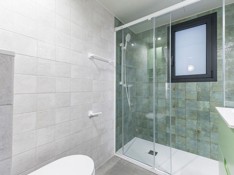 Casa pareada de diseño reformada con jardín y piscina en Gava Mar, Barcelona. Foto:  51