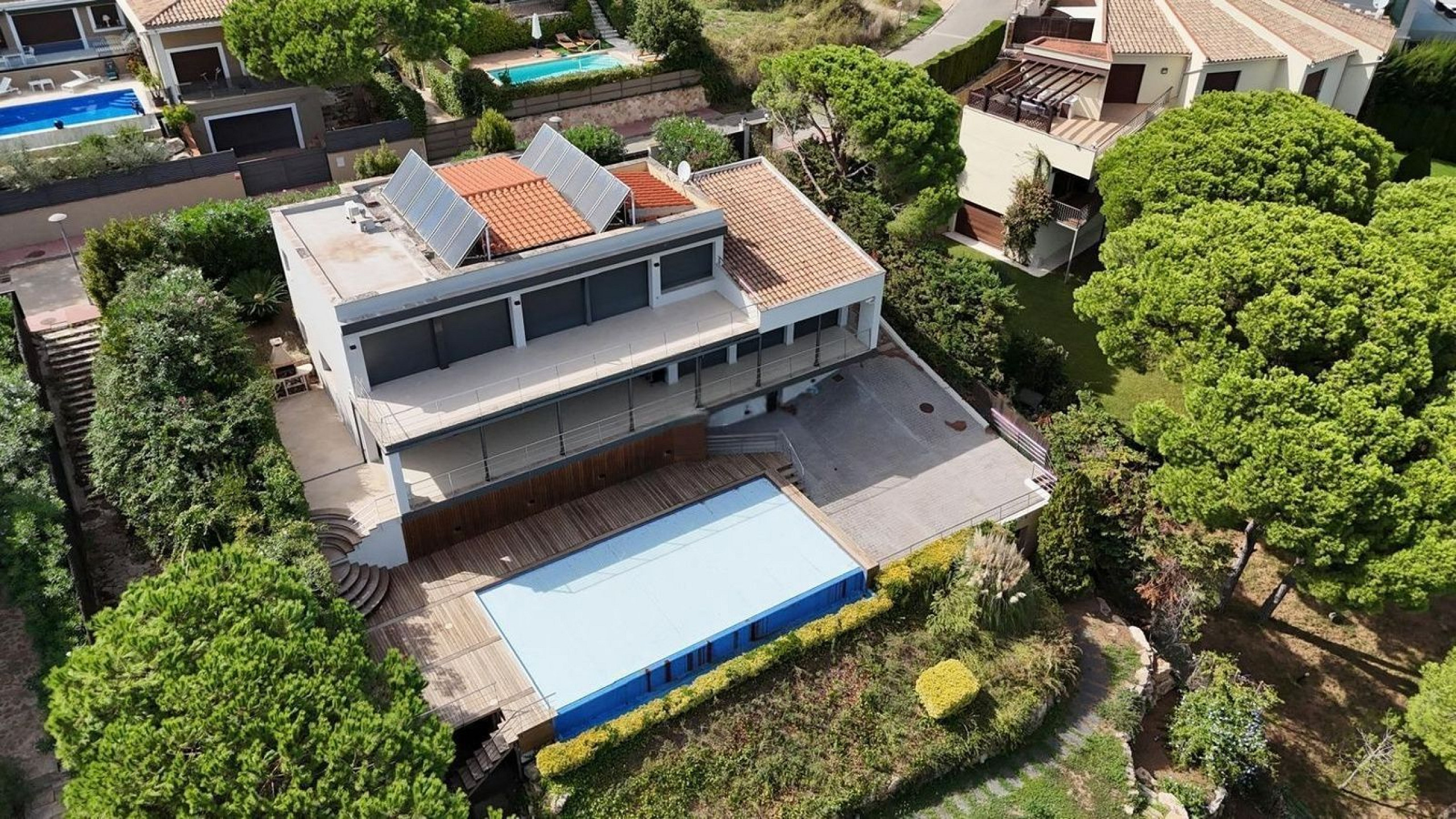 Современный дом с видом на море в Сант-Фелиу-де-Гишольс, Коста-Брава