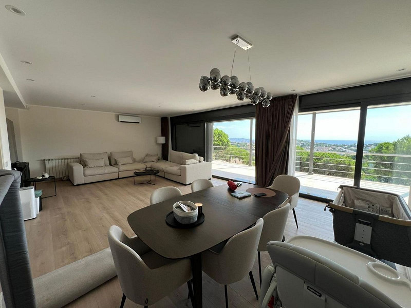 Современный дом с видом на море в Сант-Фелиу-де-Гишольс, Коста-Брава. Фото:  2