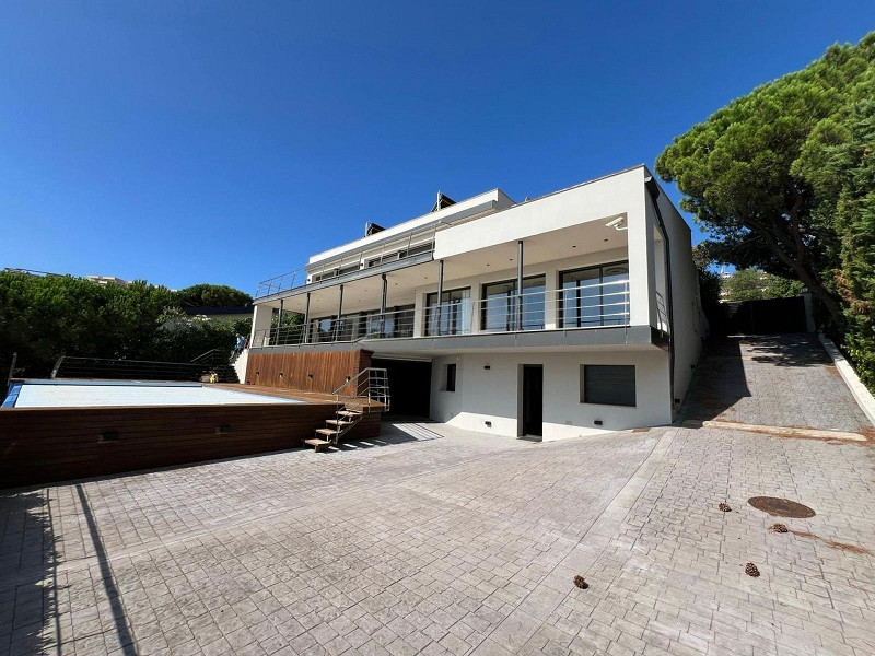 Современный дом с видом на море в Сант-Фелиу-де-Гишольс, Коста-Брава. Фото:  3