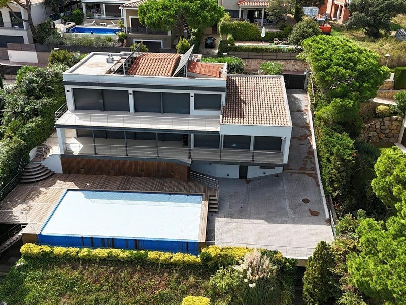 Современный дом с видом на море в Сант-Фелиу-де-Гишольс, Коста-Брава. Фото:  11