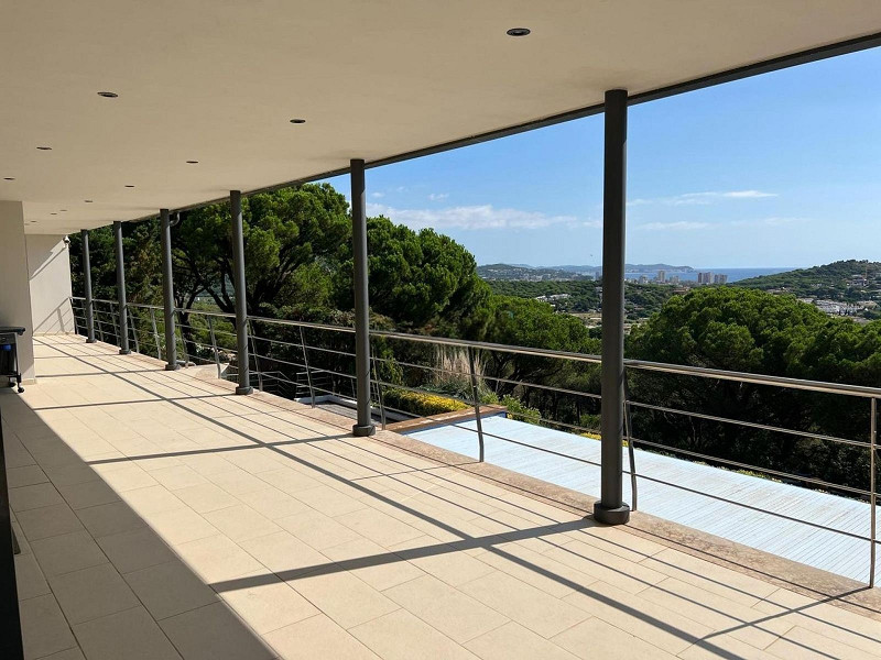 Современный дом с видом на море в Сант-Фелиу-де-Гишольс, Коста-Брава. Фото:  21