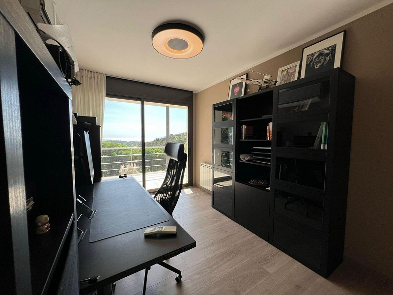 Современный дом с видом на море в Сант-Фелиу-де-Гишольс, Коста-Брава. Фото:  25