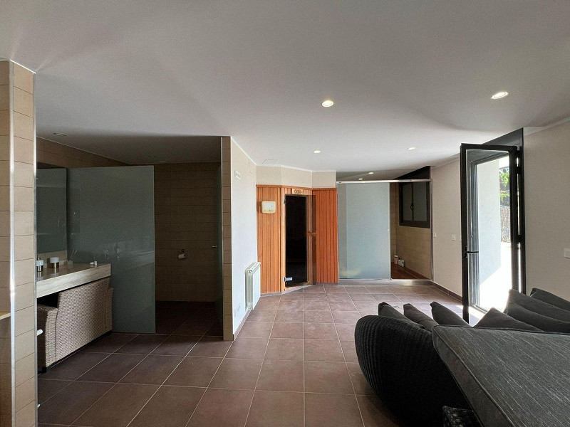 Современный дом с видом на море в Сант-Фелиу-де-Гишольс, Коста-Брава. Фото:  28